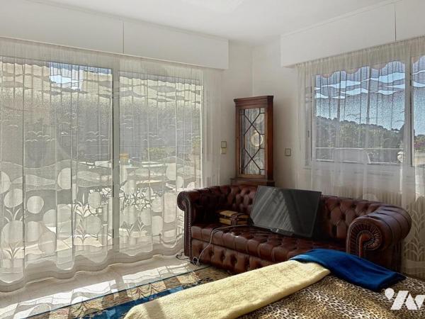 APPARTEMENT AVEC GRANDE TERRASSE ET APERCU MER  AU CANNET MAIRIE 