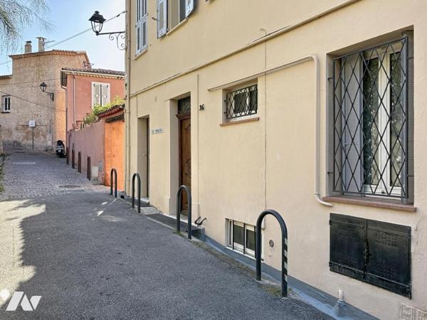 APPARTEMENT AVEC GRANDE TERRASSE ET APERCU MER  AU CANNET MAIRIE 