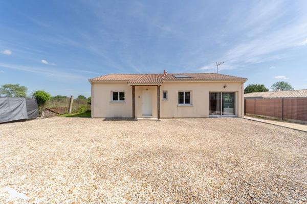 Maison à louer 920 € CC St-Savin 4 p 93 m² DPE C