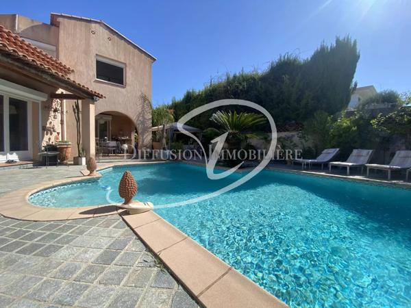 Maison  - 6 pièces  - 214.78 m² -  1 280 000 € - À vendre