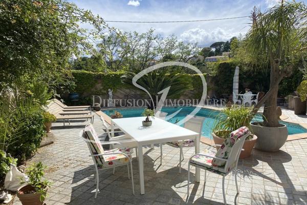 Maison  - 6 pièces  - 214.78 m² -  1 280 000 € - À vendre