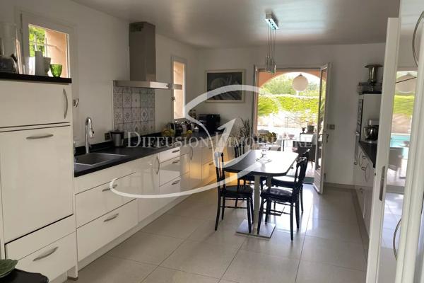 Maison  - 6 pièces  - 214.78 m² -  1 280 000 € - À vendre