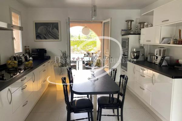 Maison  - 6 pièces  - 214.78 m² -  1 280 000 € - À vendre