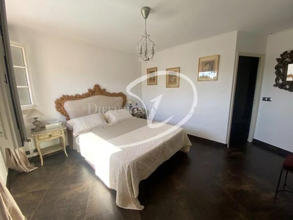 Maison  - 6 pièces  - 214.78 m² -  1 280 000 € - À vendre
