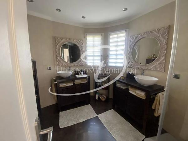 Maison  - 6 pièces  - 214.78 m² -  1 280 000 € - À vendre