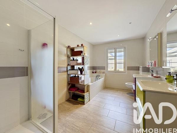 Maison à vendre 9 pièces 242 m² Roullet-Saint-Estèphe
