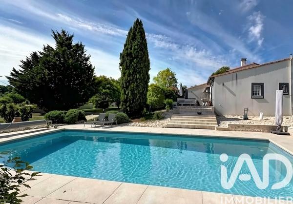 Maison à vendre 9 pièces 242 m² Roullet-Saint-Estèphe