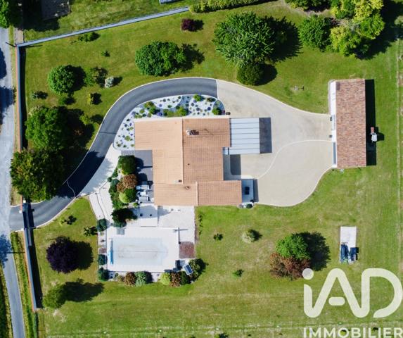 Maison à vendre 9 pièces 242 m² Roullet-Saint-Estèphe