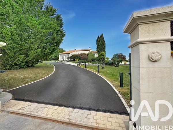Maison à vendre 9 pièces 242 m² Roullet-Saint-Estèphe