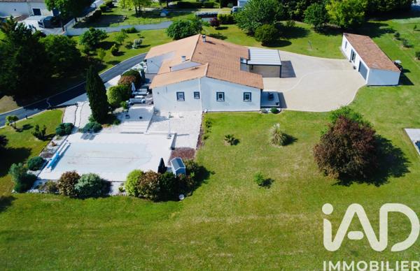 Maison à vendre 9 pièces 242 m² Roullet-Saint-Estèphe