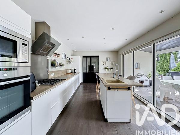 Maison à vendre 9 pièces 242 m² Roullet-Saint-Estèphe