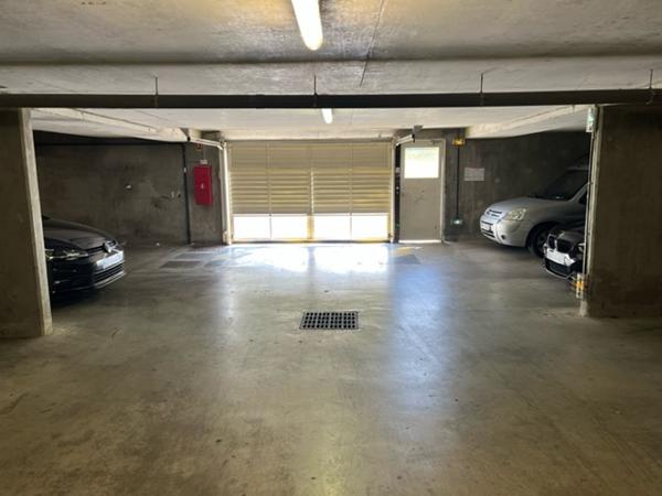 Place de parking sous-sol proche douane