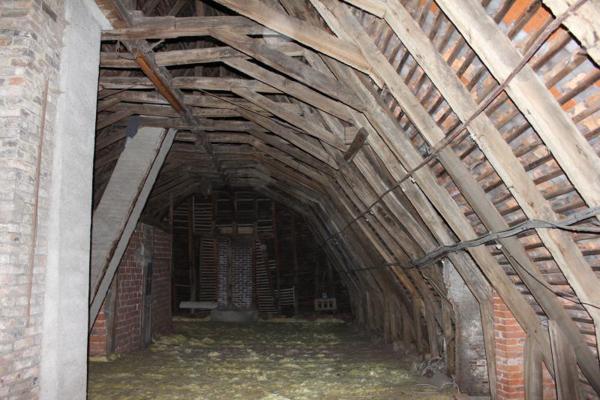 MANOIR de la fin du XVI ième  et ses nombreuses dépendances