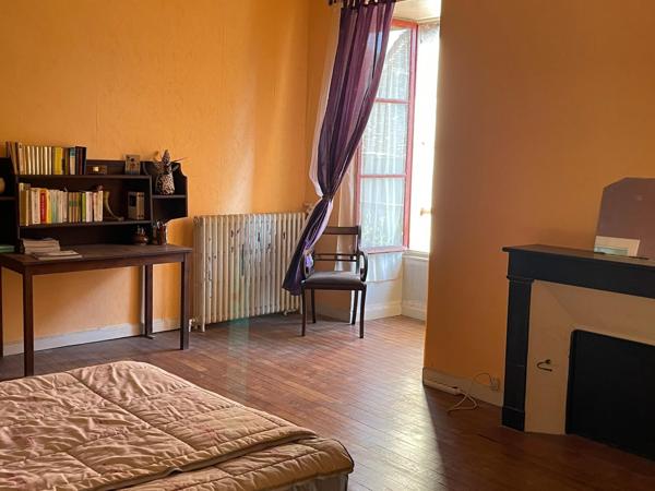 MANOIR de la fin du XVI ième  et ses nombreuses dépendances