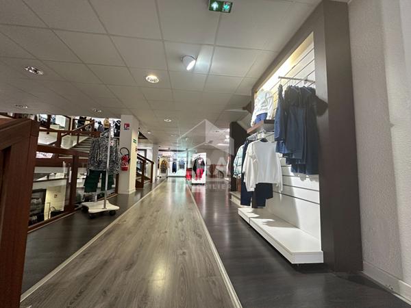 CHATEAUROUX - Hyper centre - Local commercial de 700 m² avec réserve.
