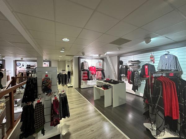 CHATEAUROUX - Hyper centre - Local commercial de 700 m² avec réserve.