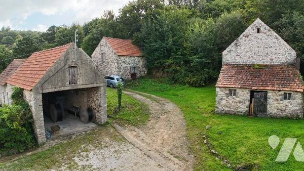 MAISON AVEC DEPENDANCES ET TERRAIN - LA GLACERIE