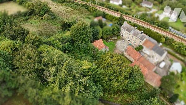 MAISON AVEC DEPENDANCES ET TERRAIN - LA GLACERIE