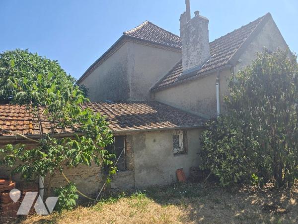 Maison de village avec dépendances sur un terrain de 3 231 m²