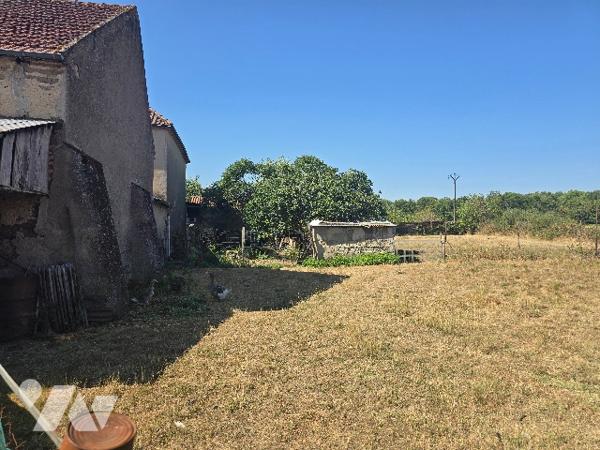 Maison de village avec dépendances sur un terrain de 3 231 m²