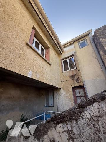 Grand immeuble de rapport avec cours, terrasses et garage centre-ville