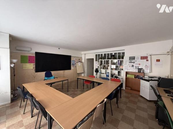 Grand immeuble de rapport avec cours, terrasses et garage centre-ville