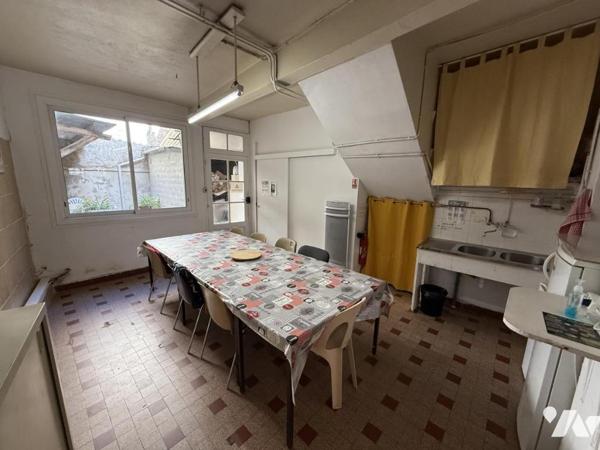 Grand immeuble de rapport avec cours, terrasses et garage centre-ville