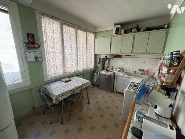 Grand immeuble de rapport avec cours, terrasses et garage centre-ville