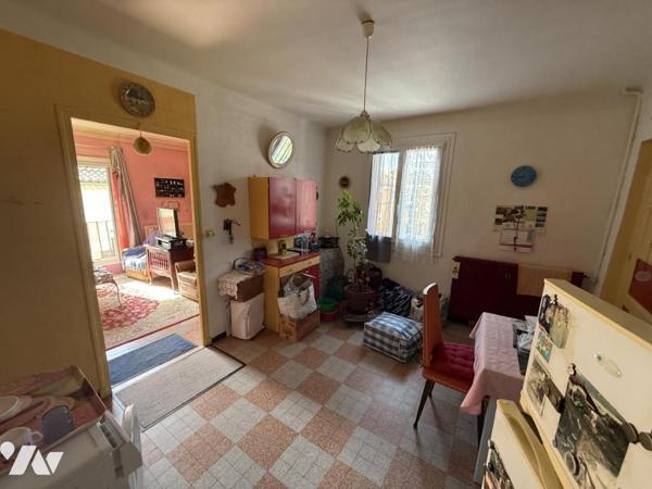 Grand immeuble de rapport avec cours, terrasses et garage centre-ville