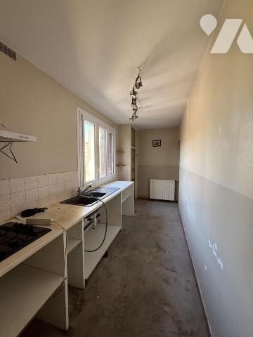 Grand immeuble de rapport avec cours, terrasses et garage centre-ville