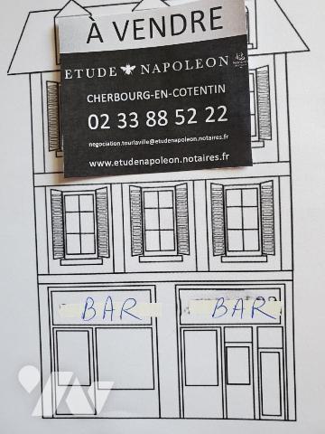 1251 - CHERBOURG CENTRE; immeuble avec local à usage de bar et appartement en duplex