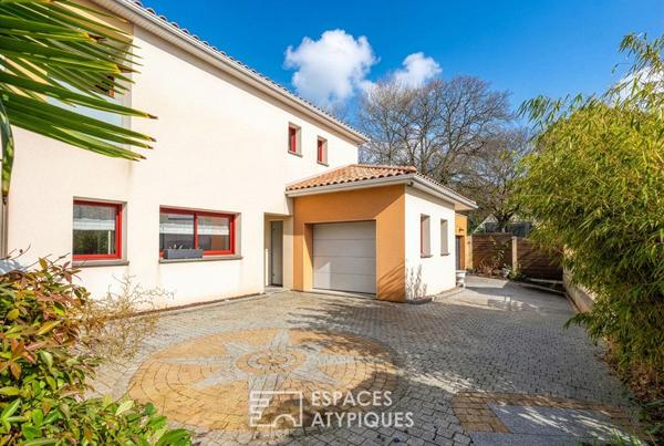 Maison familiale à l’abri des regards, à quelques pas de l’océan.