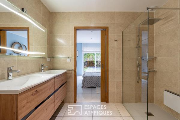 Maison familiale à l’abri des regards, à quelques pas de l’océan.