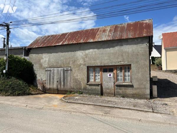Grand GARAGE ancien de 50m2 construit sur 271m2, en zone constructible.