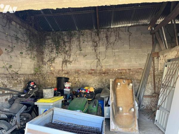 Grand GARAGE ancien de 50m2 construit sur 271m2, en zone constructible.