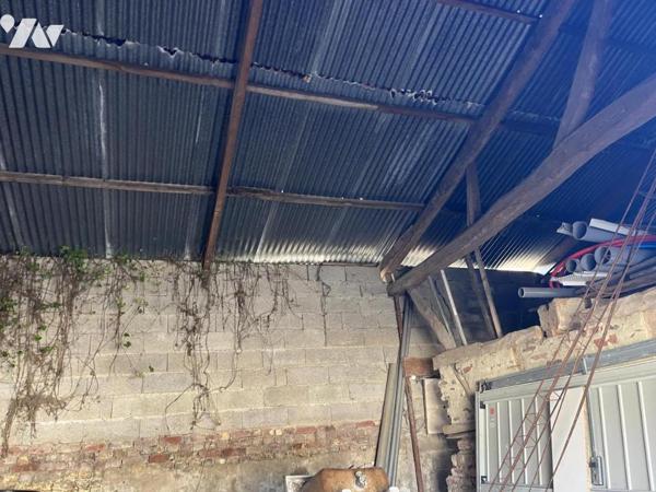 Grand GARAGE ancien de 50m2 construit sur 271m2, en zone constructible.