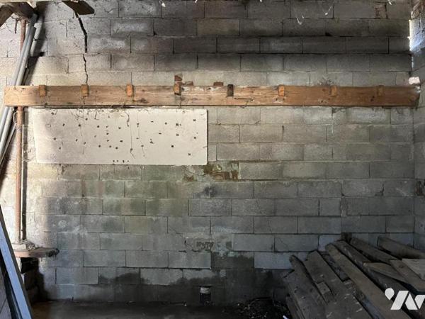 Grand GARAGE ancien de 50m2 construit sur 271m2, en zone constructible.