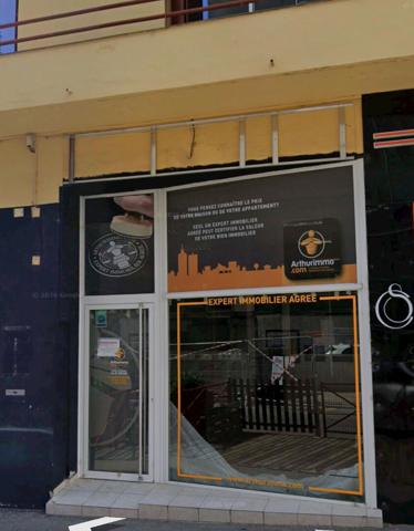 Digne les Bains centre ville-Local commercial d'une surface de 67 m2 avec cave et cours extérieure.