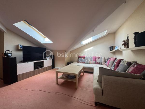 📍 Emplacement idéal en plein centre ville  ! 

Situé en plein cœur de Magny-le-Hongre, ce spacieux duplex de près de 82 m² loi carrez 95 m2 surface utile ( rare volume pour un F3 sure le secteur ) vous séduira par sa localisation privilégiée, à proximité immédiate de toutes les commodités : écoles, commerces, transports, etc.

✨ Les atouts de ce bien :

Grand F3 en duplex au deuxième et dernier étage 
Loggia , terrasse de plus de 8 m², idéale pour vos moments de détente qui donne sur l'espace arboré à l'intérieur de la résidence 
2 places de parking privatives + 1 box fermé
Aucun vis-à-vis, calme assuré

🛋️ Au rez-de-chaussée :

Une très belle pièce de vie lumineuse

Une grande cuisine séparée , aménagée et équipée avec goût avec des matériaux de qualités , offrant un espace convivial et fonctionnel

🛏️ À l’étage mansardé :

2 chambres confortables
Une pièce polyvalente d’environ 15 m² (salle de jeux, bureau, salon TV ou chambre d’amis, à aménager selon vos besoins)
Une salle d’eau
et un WC séparés

🔧 À noter : Quelques travaux de rafraîchissement à prévoir surtout  à l’étage, pour personnaliser ce bel espace à votre image.

📐 Superficie : 82 m²
🌿 Extérieur : Loggia de plus de 8 m²
🚗 Stationnement : 2 places + 1 box fermé

Certaines  photos mises en ligne sont générées avec l' ia afin de vous permettre de mieux apprécier tout le potentiel de ce bien et donner une nouvelle perspective à se que pourrait être l'appartement avec une nouvelle décoration.

 Une opportunité rare à Magny-le-Hongre : un F3 de cette superficie, en plein centre-ville, c’est une perle à ne pas laisser passer ! 

📞 Pour plus d'informations ou organiser une visite, contactez moi  dès maintenant.