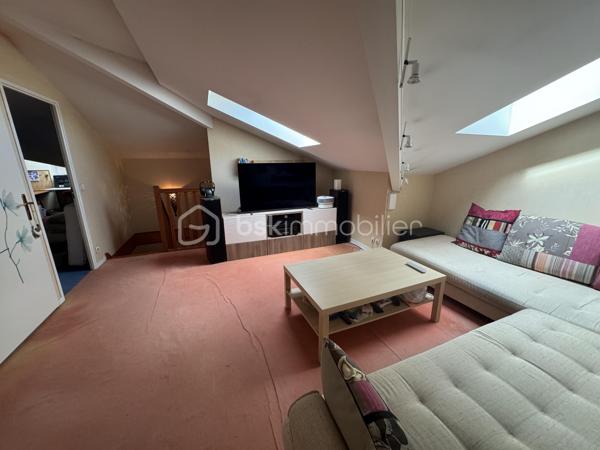 📍 Emplacement idéal en plein centre ville  ! 

Situé en plein cœur de Magny-le-Hongre, ce spacieux duplex de près de 82 m² loi carrez 95 m2 surface utile ( rare volume pour un F3 sure le secteur ) vous séduira par sa localisation privilégiée, à proximité immédiate de toutes les commodités : écoles, commerces, transports, etc.

✨ Les atouts de ce bien :

Grand F3 en duplex au deuxième et dernier étage 
Loggia , terrasse de plus de 8 m², idéale pour vos moments de détente qui donne sur l'espace arboré à l'intérieur de la résidence 
2 places de parking privatives + 1 box fermé
Aucun vis-à-vis, calme assuré

🛋️ Au rez-de-chaussée :

Une très belle pièce de vie lumineuse

Une grande cuisine séparée , aménagée et équipée avec goût avec des matériaux de qualités , offrant un espace convivial et fonctionnel

🛏️ À l’étage mansardé :

2 chambres confortables
Une pièce polyvalente d’environ 15 m² (salle de jeux, bureau, salon TV ou chambre d’amis, à aménager selon vos besoins)
Une salle d’eau
et un WC séparés

🔧 À noter : Quelques travaux de rafraîchissement à prévoir surtout  à l’étage, pour personnaliser ce bel espace à votre image.

📐 Superficie : 82 m²
🌿 Extérieur : Loggia de plus de 8 m²
🚗 Stationnement : 2 places + 1 box fermé

Certaines  photos mises en ligne sont générées avec l' ia afin de vous permettre de mieux apprécier tout le potentiel de ce bien et donner une nouvelle perspective à se que pourrait être l'appartement avec une nouvelle décoration.

 Une opportunité rare à Magny-le-Hongre : un F3 de cette superficie, en plein centre-ville, c’est une perle à ne pas laisser passer ! 

📞 Pour plus d'informations ou organiser une visite, contactez moi  dès maintenant.