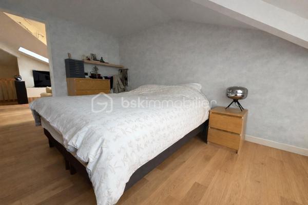 📍 Emplacement idéal en plein centre ville  ! 

Situé en plein cœur de Magny-le-Hongre, ce spacieux duplex de près de 82 m² loi carrez 95 m2 surface utile ( rare volume pour un F3 sure le secteur ) vous séduira par sa localisation privilégiée, à proximité immédiate de toutes les commodités : écoles, commerces, transports, etc.

✨ Les atouts de ce bien :

Grand F3 en duplex au deuxième et dernier étage 
Loggia , terrasse de plus de 8 m², idéale pour vos moments de détente qui donne sur l'espace arboré à l'intérieur de la résidence 
2 places de parking privatives + 1 box fermé
Aucun vis-à-vis, calme assuré

🛋️ Au rez-de-chaussée :

Une très belle pièce de vie lumineuse

Une grande cuisine séparée , aménagée et équipée avec goût avec des matériaux de qualités , offrant un espace convivial et fonctionnel

🛏️ À l’étage mansardé :

2 chambres confortables
Une pièce polyvalente d’environ 15 m² (salle de jeux, bureau, salon TV ou chambre d’amis, à aménager selon vos besoins)
Une salle d’eau
et un WC séparés

🔧 À noter : Quelques travaux de rafraîchissement à prévoir surtout  à l’étage, pour personnaliser ce bel espace à votre image.

📐 Superficie : 82 m²
🌿 Extérieur : Loggia de plus de 8 m²
🚗 Stationnement : 2 places + 1 box fermé

Certaines  photos mises en ligne sont générées avec l' ia afin de vous permettre de mieux apprécier tout le potentiel de ce bien et donner une nouvelle perspective à se que pourrait être l'appartement avec une nouvelle décoration.

 Une opportunité rare à Magny-le-Hongre : un F3 de cette superficie, en plein centre-ville, c’est une perle à ne pas laisser passer ! 

📞 Pour plus d'informations ou organiser une visite, contactez moi  dès maintenant.