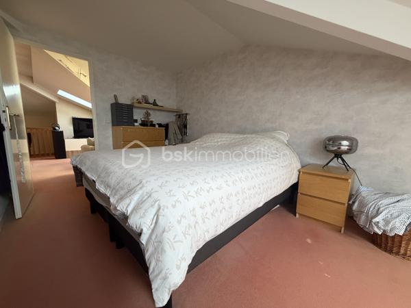 📍 Emplacement idéal en plein centre ville  ! 

Situé en plein cœur de Magny-le-Hongre, ce spacieux duplex de près de 82 m² loi carrez 95 m2 surface utile ( rare volume pour un F3 sure le secteur ) vous séduira par sa localisation privilégiée, à proximité immédiate de toutes les commodités : écoles, commerces, transports, etc.

✨ Les atouts de ce bien :

Grand F3 en duplex au deuxième et dernier étage 
Loggia , terrasse de plus de 8 m², idéale pour vos moments de détente qui donne sur l'espace arboré à l'intérieur de la résidence 
2 places de parking privatives + 1 box fermé
Aucun vis-à-vis, calme assuré

🛋️ Au rez-de-chaussée :

Une très belle pièce de vie lumineuse

Une grande cuisine séparée , aménagée et équipée avec goût avec des matériaux de qualités , offrant un espace convivial et fonctionnel

🛏️ À l’étage mansardé :

2 chambres confortables
Une pièce polyvalente d’environ 15 m² (salle de jeux, bureau, salon TV ou chambre d’amis, à aménager selon vos besoins)
Une salle d’eau
et un WC séparés

🔧 À noter : Quelques travaux de rafraîchissement à prévoir surtout  à l’étage, pour personnaliser ce bel espace à votre image.

📐 Superficie : 82 m²
🌿 Extérieur : Loggia de plus de 8 m²
🚗 Stationnement : 2 places + 1 box fermé

Certaines  photos mises en ligne sont générées avec l' ia afin de vous permettre de mieux apprécier tout le potentiel de ce bien et donner une nouvelle perspective à se que pourrait être l'appartement avec une nouvelle décoration.

 Une opportunité rare à Magny-le-Hongre : un F3 de cette superficie, en plein centre-ville, c’est une perle à ne pas laisser passer ! 

📞 Pour plus d'informations ou organiser une visite, contactez moi  dès maintenant.