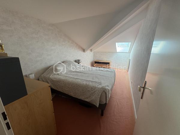 📍 Emplacement idéal en plein centre ville  ! 

Situé en plein cœur de Magny-le-Hongre, ce spacieux duplex de près de 82 m² loi carrez 95 m2 surface utile ( rare volume pour un F3 sure le secteur ) vous séduira par sa localisation privilégiée, à proximité immédiate de toutes les commodités : écoles, commerces, transports, etc.

✨ Les atouts de ce bien :

Grand F3 en duplex au deuxième et dernier étage 
Loggia , terrasse de plus de 8 m², idéale pour vos moments de détente qui donne sur l'espace arboré à l'intérieur de la résidence 
2 places de parking privatives + 1 box fermé
Aucun vis-à-vis, calme assuré

🛋️ Au rez-de-chaussée :

Une très belle pièce de vie lumineuse

Une grande cuisine séparée , aménagée et équipée avec goût avec des matériaux de qualités , offrant un espace convivial et fonctionnel

🛏️ À l’étage mansardé :

2 chambres confortables
Une pièce polyvalente d’environ 15 m² (salle de jeux, bureau, salon TV ou chambre d’amis, à aménager selon vos besoins)
Une salle d’eau
et un WC séparés

🔧 À noter : Quelques travaux de rafraîchissement à prévoir surtout  à l’étage, pour personnaliser ce bel espace à votre image.

📐 Superficie : 82 m²
🌿 Extérieur : Loggia de plus de 8 m²
🚗 Stationnement : 2 places + 1 box fermé

Certaines  photos mises en ligne sont générées avec l' ia afin de vous permettre de mieux apprécier tout le potentiel de ce bien et donner une nouvelle perspective à se que pourrait être l'appartement avec une nouvelle décoration.

 Une opportunité rare à Magny-le-Hongre : un F3 de cette superficie, en plein centre-ville, c’est une perle à ne pas laisser passer ! 

📞 Pour plus d'informations ou organiser une visite, contactez moi  dès maintenant.