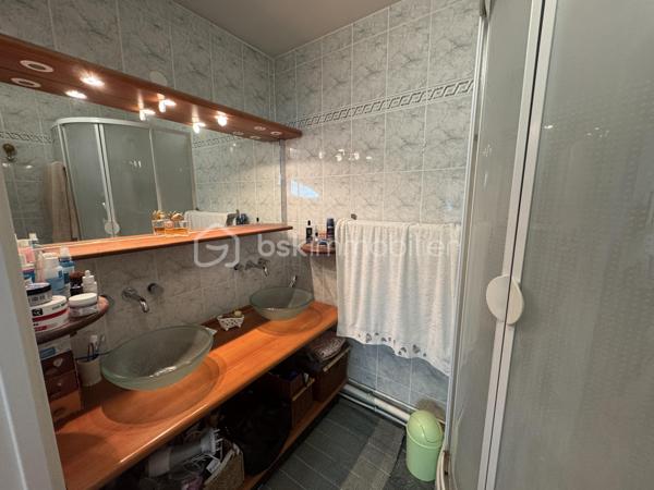 📍 Emplacement idéal en plein centre ville  ! 

Situé en plein cœur de Magny-le-Hongre, ce spacieux duplex de près de 82 m² loi carrez 95 m2 surface utile ( rare volume pour un F3 sure le secteur ) vous séduira par sa localisation privilégiée, à proximité immédiate de toutes les commodités : écoles, commerces, transports, etc.

✨ Les atouts de ce bien :

Grand F3 en duplex au deuxième et dernier étage 
Loggia , terrasse de plus de 8 m², idéale pour vos moments de détente qui donne sur l'espace arboré à l'intérieur de la résidence 
2 places de parking privatives + 1 box fermé
Aucun vis-à-vis, calme assuré

🛋️ Au rez-de-chaussée :

Une très belle pièce de vie lumineuse

Une grande cuisine séparée , aménagée et équipée avec goût avec des matériaux de qualités , offrant un espace convivial et fonctionnel

🛏️ À l’étage mansardé :

2 chambres confortables
Une pièce polyvalente d’environ 15 m² (salle de jeux, bureau, salon TV ou chambre d’amis, à aménager selon vos besoins)
Une salle d’eau
et un WC séparés

🔧 À noter : Quelques travaux de rafraîchissement à prévoir surtout  à l’étage, pour personnaliser ce bel espace à votre image.

📐 Superficie : 82 m²
🌿 Extérieur : Loggia de plus de 8 m²
🚗 Stationnement : 2 places + 1 box fermé

Certaines  photos mises en ligne sont générées avec l' ia afin de vous permettre de mieux apprécier tout le potentiel de ce bien et donner une nouvelle perspective à se que pourrait être l'appartement avec une nouvelle décoration.

 Une opportunité rare à Magny-le-Hongre : un F3 de cette superficie, en plein centre-ville, c’est une perle à ne pas laisser passer ! 

📞 Pour plus d'informations ou organiser une visite, contactez moi  dès maintenant.