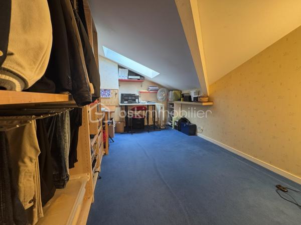 📍 Emplacement idéal en plein centre ville  ! 

Situé en plein cœur de Magny-le-Hongre, ce spacieux duplex de près de 82 m² loi carrez 95 m2 surface utile ( rare volume pour un F3 sure le secteur ) vous séduira par sa localisation privilégiée, à proximité immédiate de toutes les commodités : écoles, commerces, transports, etc.

✨ Les atouts de ce bien :

Grand F3 en duplex au deuxième et dernier étage 
Loggia , terrasse de plus de 8 m², idéale pour vos moments de détente qui donne sur l'espace arboré à l'intérieur de la résidence 
2 places de parking privatives + 1 box fermé
Aucun vis-à-vis, calme assuré

🛋️ Au rez-de-chaussée :

Une très belle pièce de vie lumineuse

Une grande cuisine séparée , aménagée et équipée avec goût avec des matériaux de qualités , offrant un espace convivial et fonctionnel

🛏️ À l’étage mansardé :

2 chambres confortables
Une pièce polyvalente d’environ 15 m² (salle de jeux, bureau, salon TV ou chambre d’amis, à aménager selon vos besoins)
Une salle d’eau
et un WC séparés

🔧 À noter : Quelques travaux de rafraîchissement à prévoir surtout  à l’étage, pour personnaliser ce bel espace à votre image.

📐 Superficie : 82 m²
🌿 Extérieur : Loggia de plus de 8 m²
🚗 Stationnement : 2 places + 1 box fermé

Certaines  photos mises en ligne sont générées avec l' ia afin de vous permettre de mieux apprécier tout le potentiel de ce bien et donner une nouvelle perspective à se que pourrait être l'appartement avec une nouvelle décoration.

 Une opportunité rare à Magny-le-Hongre : un F3 de cette superficie, en plein centre-ville, c’est une perle à ne pas laisser passer ! 

📞 Pour plus d'informations ou organiser une visite, contactez moi  dès maintenant.