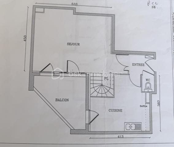 📍 Emplacement idéal en plein centre ville  ! 

Situé en plein cœur de Magny-le-Hongre, ce spacieux duplex de près de 82 m² loi carrez 95 m2 surface utile ( rare volume pour un F3 sure le secteur ) vous séduira par sa localisation privilégiée, à proximité immédiate de toutes les commodités : écoles, commerces, transports, etc.

✨ Les atouts de ce bien :

Grand F3 en duplex au deuxième et dernier étage 
Loggia , terrasse de plus de 8 m², idéale pour vos moments de détente qui donne sur l'espace arboré à l'intérieur de la résidence 
2 places de parking privatives + 1 box fermé
Aucun vis-à-vis, calme assuré

🛋️ Au rez-de-chaussée :

Une très belle pièce de vie lumineuse

Une grande cuisine séparée , aménagée et équipée avec goût avec des matériaux de qualités , offrant un espace convivial et fonctionnel

🛏️ À l’étage mansardé :

2 chambres confortables
Une pièce polyvalente d’environ 15 m² (salle de jeux, bureau, salon TV ou chambre d’amis, à aménager selon vos besoins)
Une salle d’eau
et un WC séparés

🔧 À noter : Quelques travaux de rafraîchissement à prévoir surtout  à l’étage, pour personnaliser ce bel espace à votre image.

📐 Superficie : 82 m²
🌿 Extérieur : Loggia de plus de 8 m²
🚗 Stationnement : 2 places + 1 box fermé

Certaines  photos mises en ligne sont générées avec l' ia afin de vous permettre de mieux apprécier tout le potentiel de ce bien et donner une nouvelle perspective à se que pourrait être l'appartement avec une nouvelle décoration.

 Une opportunité rare à Magny-le-Hongre : un F3 de cette superficie, en plein centre-ville, c’est une perle à ne pas laisser passer ! 

📞 Pour plus d'informations ou organiser une visite, contactez moi  dès maintenant.