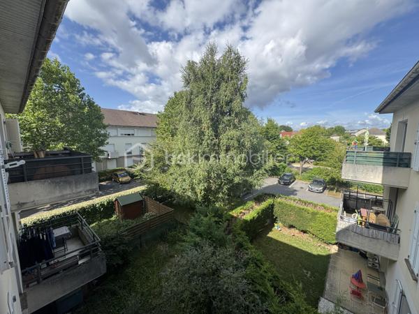 📍 Emplacement idéal en plein centre ville  ! 

Situé en plein cœur de Magny-le-Hongre, ce spacieux duplex de près de 82 m² loi carrez 95 m2 surface utile ( rare volume pour un F3 sure le secteur ) vous séduira par sa localisation privilégiée, à proximité immédiate de toutes les commodités : écoles, commerces, transports, etc.

✨ Les atouts de ce bien :

Grand F3 en duplex au deuxième et dernier étage 
Loggia , terrasse de plus de 8 m², idéale pour vos moments de détente qui donne sur l'espace arboré à l'intérieur de la résidence 
2 places de parking privatives + 1 box fermé
Aucun vis-à-vis, calme assuré

🛋️ Au rez-de-chaussée :

Une très belle pièce de vie lumineuse

Une grande cuisine séparée , aménagée et équipée avec goût avec des matériaux de qualités , offrant un espace convivial et fonctionnel

🛏️ À l’étage mansardé :

2 chambres confortables
Une pièce polyvalente d’environ 15 m² (salle de jeux, bureau, salon TV ou chambre d’amis, à aménager selon vos besoins)
Une salle d’eau
et un WC séparés

🔧 À noter : Quelques travaux de rafraîchissement à prévoir surtout  à l’étage, pour personnaliser ce bel espace à votre image.

📐 Superficie : 82 m²
🌿 Extérieur : Loggia de plus de 8 m²
🚗 Stationnement : 2 places + 1 box fermé

Certaines  photos mises en ligne sont générées avec l' ia afin de vous permettre de mieux apprécier tout le potentiel de ce bien et donner une nouvelle perspective à se que pourrait être l'appartement avec une nouvelle décoration.

 Une opportunité rare à Magny-le-Hongre : un F3 de cette superficie, en plein centre-ville, c’est une perle à ne pas laisser passer ! 

📞 Pour plus d'informations ou organiser une visite, contactez moi  dès maintenant.