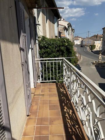 Location                                                      Maison de village
                        
                     3 pièces                      82 m2                     à Pourrières