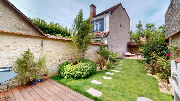 Maison superbement rénovée (280 000 € de travaux), avec jardin et piscine