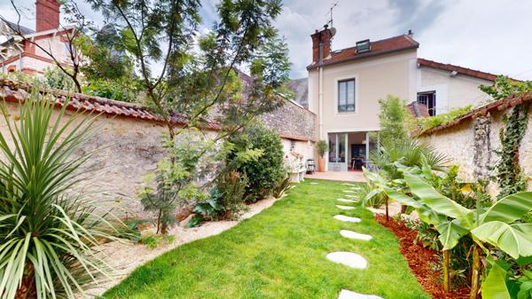 Maison superbement rénovée (280 000 € de travaux), avec jardin et piscine